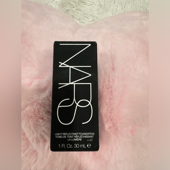 NARS Color: Punjab - M1 - medium with warm undertones, and a golden tone - Picture 11 of 16